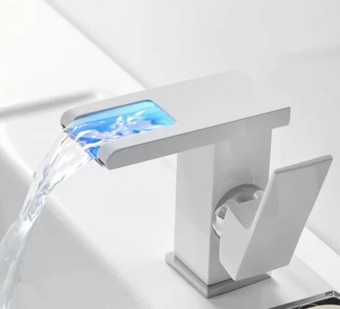 Змішувач для раковини світлодіодний VALESO NSB015 білий